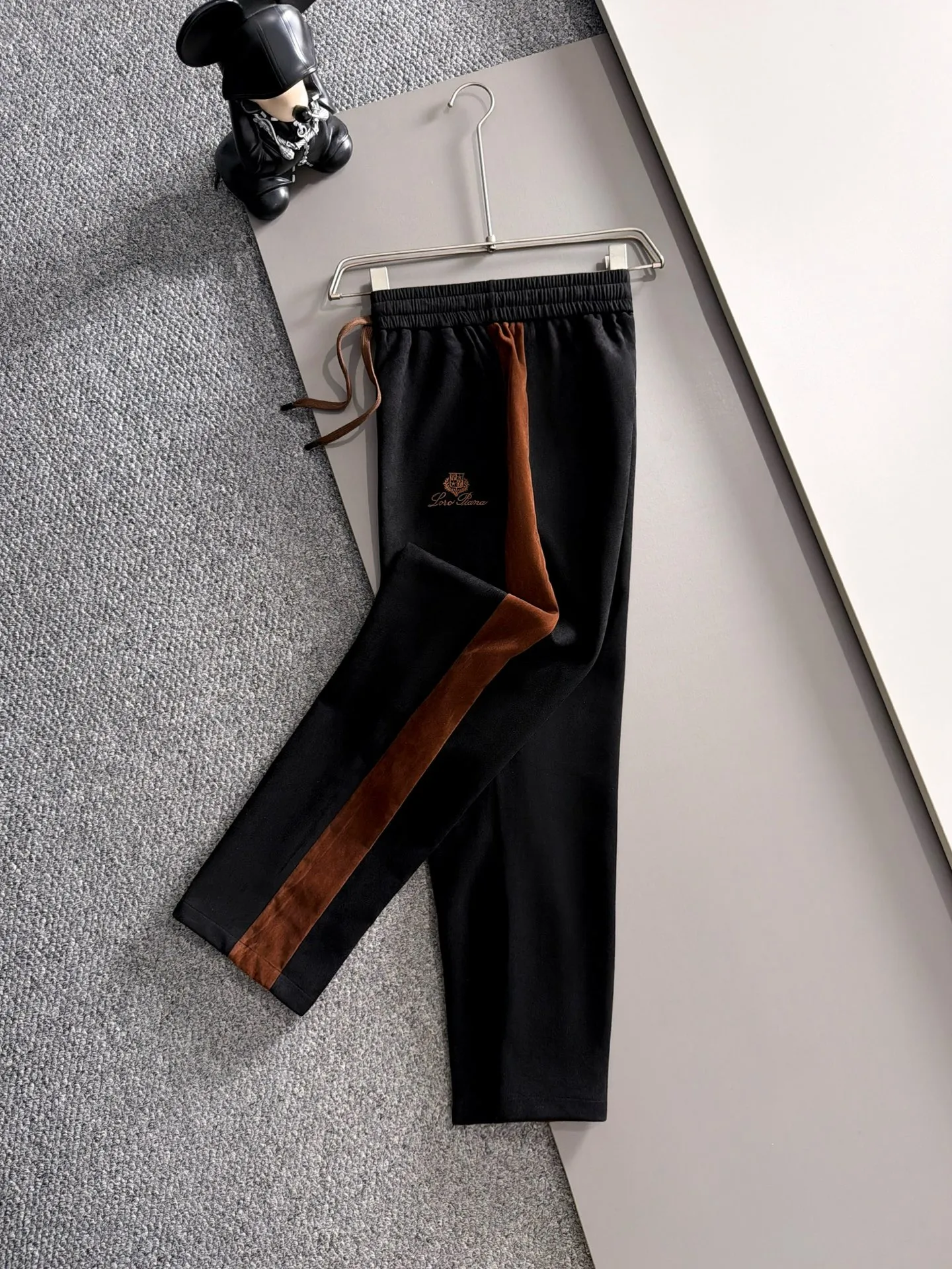 🛫🛫🛫High version Loro Piana 26ss customized top-quality fabric new jacket casual pants, ribbon letter embroidery stitching new show products‼ The product is in perfect condition, comfortable and warm, complete with three labels, full and attractive color, very outstanding design, customized hardware accessories can easily enhance the fashion sense, the workmanship is extremely elegant and rigorous, and the wiring is neat and meticulous! A masterpiece from a famous designer! The upper body does not look bloated and is super handsome! Sizes：M～XXXL
